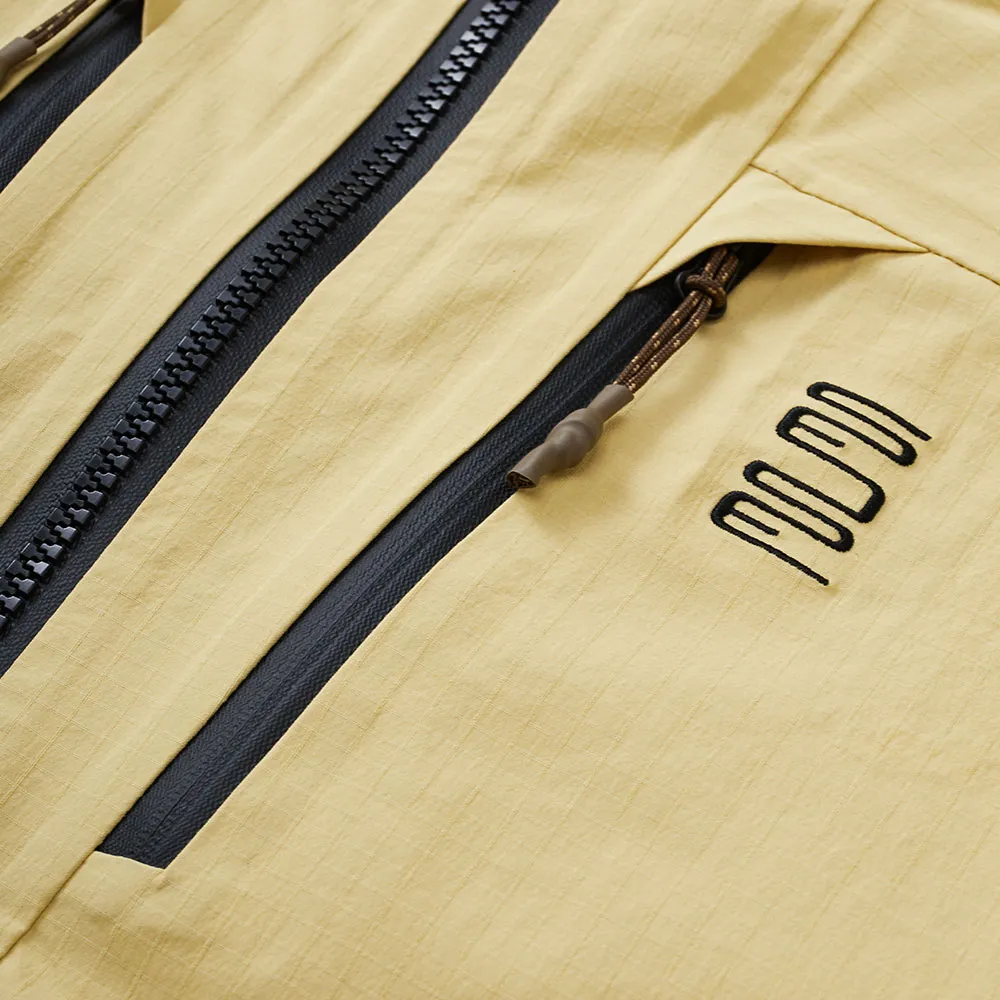 Желтая ветрозащитная куртка с капюшоном и тремя видами защиты (11)