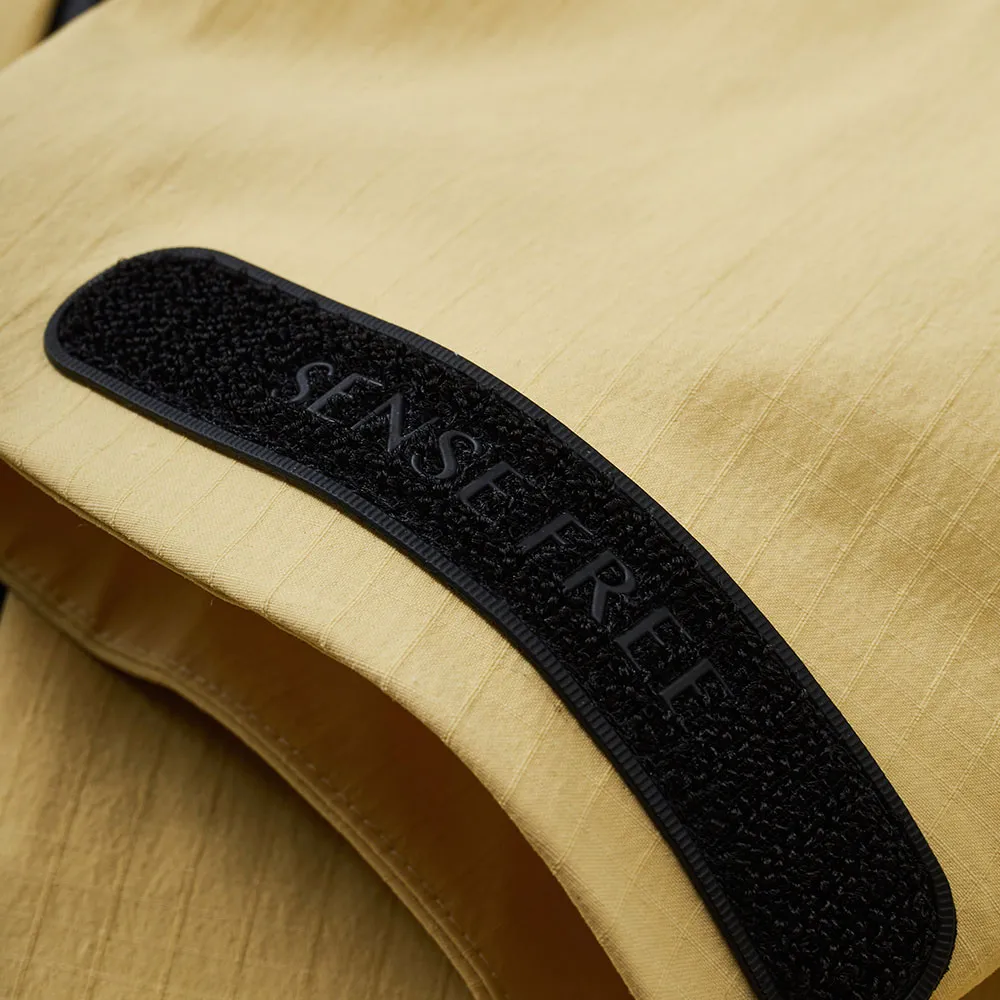 Желтая ветрозащитная куртка с капюшоном и тремя видами защиты (7)