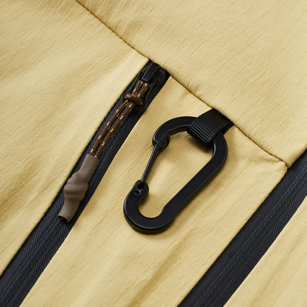 Желтая ветрозащитная куртка с капюшоном и тремя видами защиты (9)