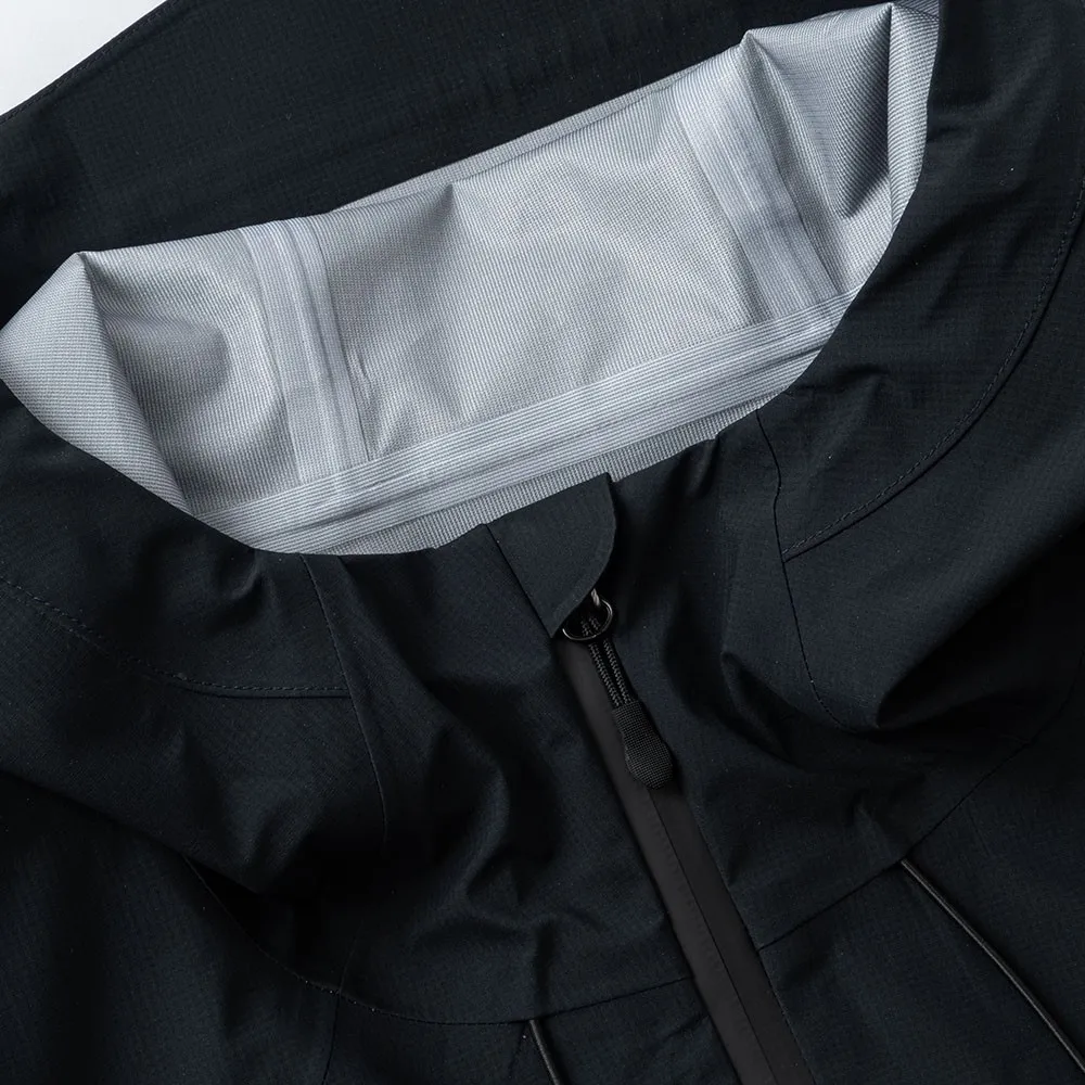 Черная туристическая куртка (3)